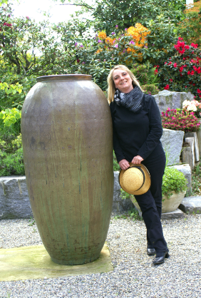 Die Künstlerin & Kunstmalerin Silvia Seifert im Kunstgarten in Effingen